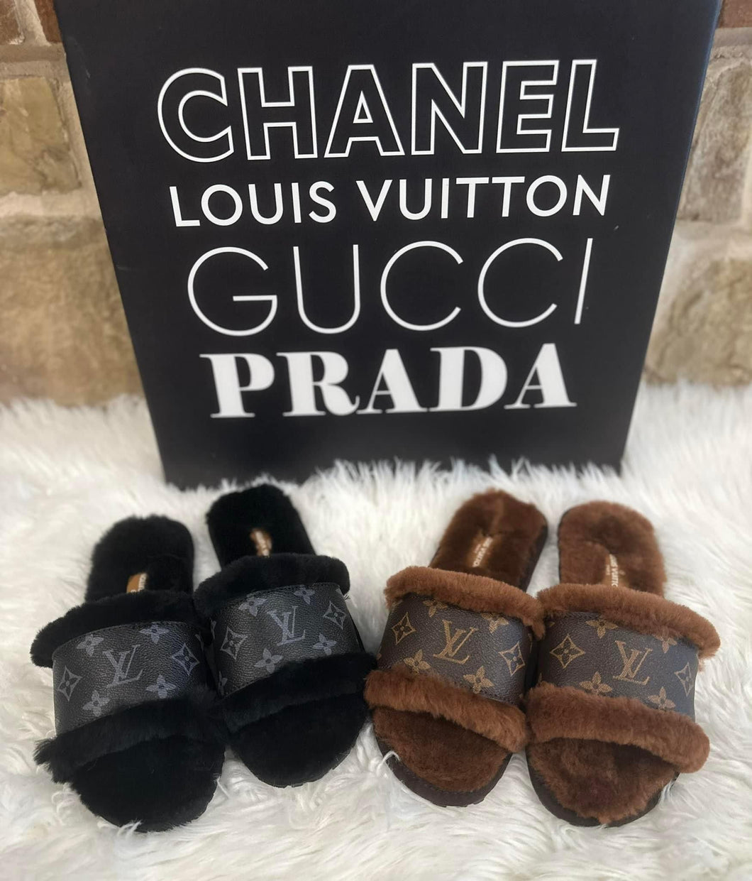 L V• U G G fur sandals